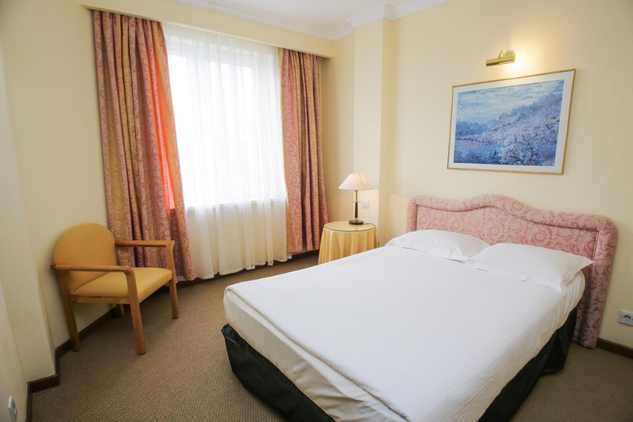 Chagala Atyrau Hotel Exteriör bild